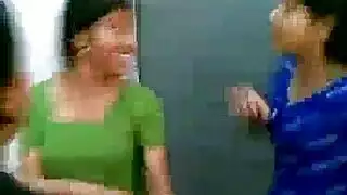 شاهدينا ننيك: عاهرتان تتفجران شبقًا في فندق