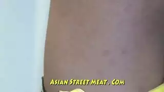 نجم إباحي آسيوي يمارس الجنس مع غرباء في زقاق مدني