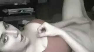 مراهقة هاوية تتظاهر بالتعري من أجل أجرها