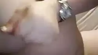 مراهقة ممتلئة تتعرض للضرب من قبل سحاقية ناضجة