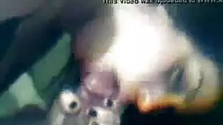 فتاة بشعر ملتهب تأخذ القضيب في فمها والمني على صدرها