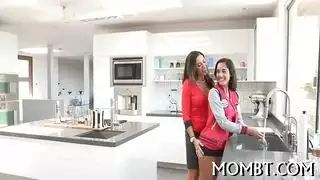 فعل قضيب اصطناعي صارم: ضرب عميق حتى تبلغ الذروة