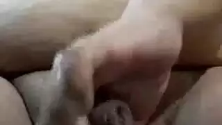 أوضاع جنسية بين الأعراق: إبنوسية سمينة تأخذ قضيباً قاسياً في المقعد الخلفي