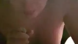 خيال مكتب إباحي: شقراء تستمني بينما الرجال يستمنون بالمشاهدة