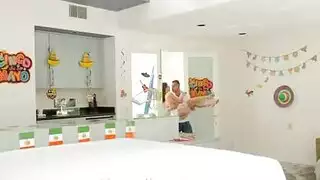 العاهرة المكتبية المتخفية لانا تستنزف بواسطة عدة أعضاء ذكرية