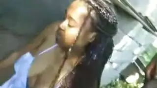 ٨ حركة مص قائمة: سمراء مغرية تأخذ عدة حمولات في فمها