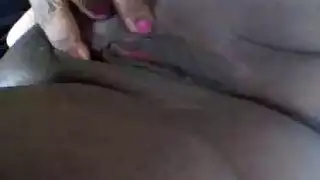 ألعابها المرحة تشمل جماع فموي عميق وجماع جماعي