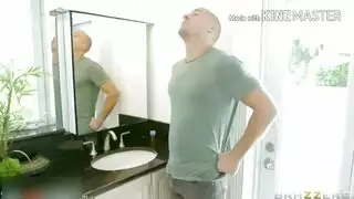 نيك الٲبن لٲمه وهي نايمة