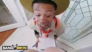 سمراء صغيرة الحجم تلعق قضيبًا ضخمًا من خلال مشد جينز