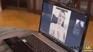 قنبلة شقراء تخدم عضوه الكبير