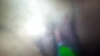 عاهرة عربية تستخدم خيارة كعضو ذكر على فرجها السمين وتقذف بصوت عالٍ