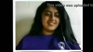 بنت هندية تعرض بزازها المدملكة الساخنة على سكايبي