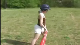 مدرب منحرف يتحرك نحو مؤخرة الرياضي المراهق المشدودة