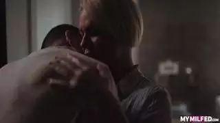 مجوهرات البظر اللامعة تقودها للجنون خلال المشاهد الإباحية