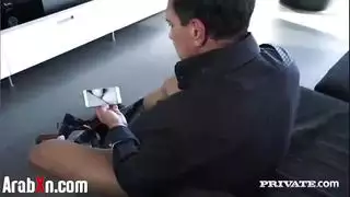 يائسة من أجل قضيب سميك، الزوجة المللونة تخون مع فحل