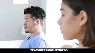 مصري زانق اخته وتقله امي نازله