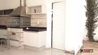 لا يوجد شعر في أي مكان بينما تتناوب العصابة عليها