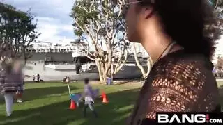 مراهقة لاتينية مثيرة تأخذ قضيب مديرها في مهبلها الضيق