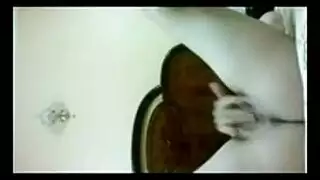 استمناء في غرفة النوم: فتاة مثيرة تلمس فرجها الضيق حتى رعشة النشوة