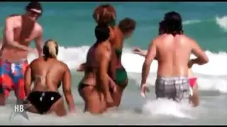 أم ذات طيز وصدر كبيرين يتم تدميرها في كل ثقب