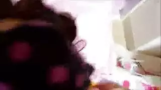 حبيبة آسيوية تعطي مص قضيبين مزدوج مكثف، تستمتع بالسائل المنوي على فرجها، ثم يتم ركوبها