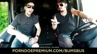 فتاة ألمانية موشومة ترتدي النظارات تأخذ ضربات قاسية على الأرض