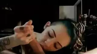 سائحة فاخرة تضرب وتنكح سائقها الأسمر المستأجر