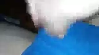 حفلة جنس جماعي: سيدات يطعن الأوامر ويبلغن الذروة في غرفة المعيشة