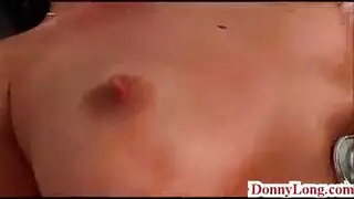 هذه العاهرة عديمة العقل تحصل على فرجها الطماع المُدمر تمامًا