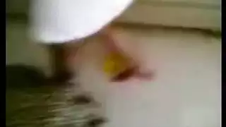 يلعب مصارعة مع امة ويهيج على امة