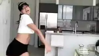 شقراء مثيرة تستأجر فحل لتحقيق كل أوهامها الجنسية