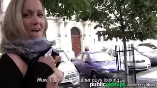 عرض تبول علني: شاب أصلع يفقد السيطرة