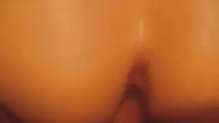 عاهرة الميجابايت تأخذ زبًا ضخمًا في كل ثقب