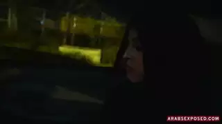 خيال فتاة مسلمة: مساعدة عربية إباحية قاسية لكسها المبلل