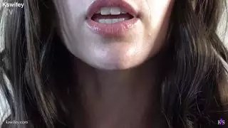 سمراء وقحة تمتص وتبلع سائل المني