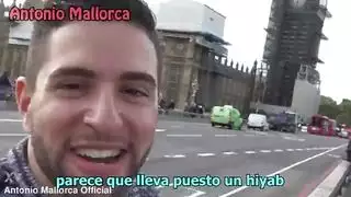 فتاة عربية متمرسة تخدم أداة الشاعر الكبيرة