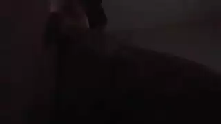 راقصة مجنونة تمص وتركب قضيبًا كبيرًا في مقطع إباحي