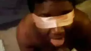 خيال جنسي معصوب العينين: مص لإثارته ثم حركة جنسية جامحة