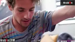 يقوم بنيك امه وهم يدربون اليوغاء مترجم