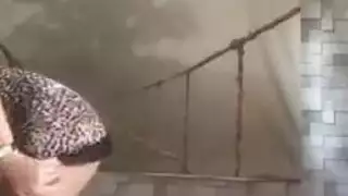 مراهقة سمراء ممتلئة تتدرب على التعامل مع القضيب القاسي في جلسة إباحية