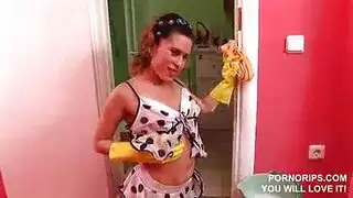 لولا نيكول السمراء المثيرة تمتص بقوة قضيباً صلباً حتى أعمق نقطة