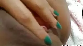 إدخال الأصابع في الشرج ثم مصها فعل عزبوي فاحش