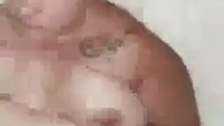 مص الزبر في مكان عام