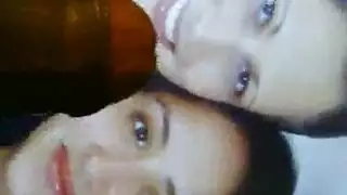 عاشقات مثلثات يتحولن إلى ثنائيات عندما ينضم قضيب صلب إلى مرحهن