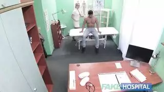 فتاه عربيه تغري صديقها بلبسها الضيق لينيكها من الخلف