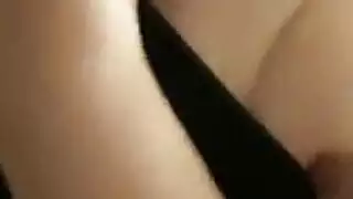 شهوة المال في الصباح الباكر: فتاة الكاميرا تمارس الإصبع وجلسة جنس قاسية