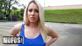 امرأة مُعدّة للضربات الجنسية العميقة والقوية