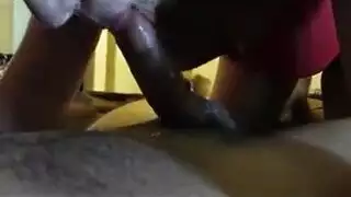 جنس في الإجازة: فتاة شبقية تمص القضيب ثم تُدك بقوة