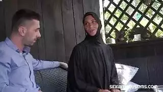 ربة منزل محجبة تخون زوجها مع مديرها الأوروبي ذي القضيب الكبير