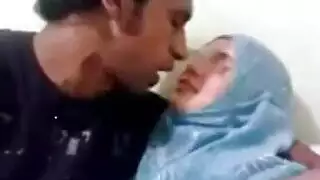 أم محجبة يائسة تأخذ قضيب رجل حقيقي